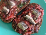 Tartine au pistou de figues, sardines marinées, Manchego et fenouil