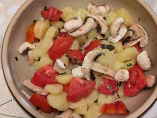 Salade de pommes de terre tomates et champignons de Paris