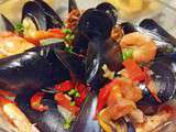 Moules, crevettes aux poivrons et tomates