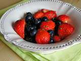 Salade de fraises et de myrtilles au jus de citron vert