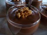 Mousse soyeuse au chocolat et aux noix