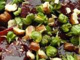 Salade de betteraves et de jeunes feuilles aux boutons de fleurs de pissenlits