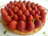 Tarte sablée pistachine, fraises et rhubarbe