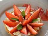 Tartelettes aux fraises, chèvre frais, miel et pavot