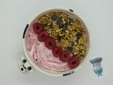 Healthy bowl framboises, granola noisette et chocolat