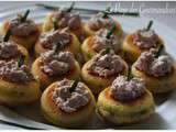 Mini-savarins aux herbes, garnis de rillettes de thon