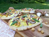 Pizza naans (sauce curry, pois chiches, champignons et oignon rouge)