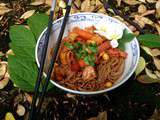 Wok de nouilles soba au tofu mariné, carottes et cacahuètes