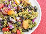 Pâtes au pesto d’amandes, sauge et brebis, tomates cerises et oignon rouge