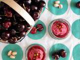 Faisselle glacée au jus de cerises et aux pistaches