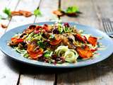 Spaghettis de courgette, avoine, champignons grillés et chips de patates douces. Sauce crémeuse au tahini et levure alimentaire