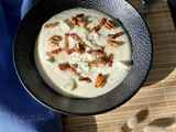 Velouté de chou-fleur au bleu, noix de Pecan et lard caramélisé au sirop d’érable