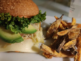 Burger végétarien avec steak de patate douce, avocat, chou kale et sa sauce tahini/ketchup