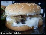 Burger poulet, champignons de Paris, oignons, chèvre