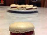 Premiers macarons framboise et rose (meringue française)