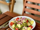 Salade pommes de terre, haricots verts, thon, tomates, oignons rouges et persil