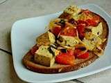 Tartine à la tomate et tofu aux herbes