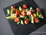 Salade de halloumi, roquette, fraises et caviar de concombre