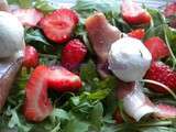 Salade de roquette, fraises, chèvre et jambon de Parme, vinaigrette au miel