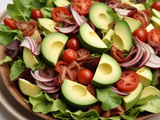 Salade aux oignons rouges et aux avocats