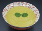 Soupe de petits pois, menthe et lait de coco