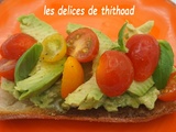 Tartines d’avocat aux tomates cerises