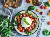 Salade de tomates, burrata et pain grillé au basilic