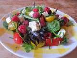 Mesclun, tomates cerises, feta et framboises