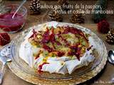 Pavlova aux fruits de la passion, litchis et coulis de framboises