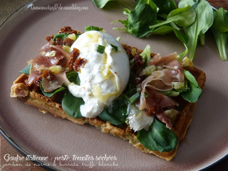 Gaufre italienne : pesto, tomates séchées, jambon de parme et burrata truffe blanche