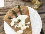 Galette de sarrasin au jambon fumé, asperges et béchamel