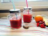 Smoothie orange, banane, pomme, framboises et fraises