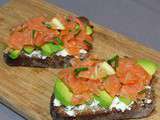 Tartines chèvre, avocat et saumon fumé