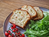 Cake au saumon fumé, chèvre et ciboulette