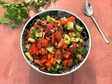 Salade de concombre, tomates cerises, poivron, grenade et amande