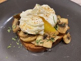 Toasts briochés, champignons et œufs pochés de Yotam Ottolenghi