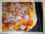 Pizza bacon, knackis de volaille et jambon