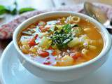 Minestrone aux courgettes, tomates, pommes de terre et pesto de basilic au parmesan