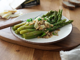 Asperges vapeur et son crumble à l’Appenzeller