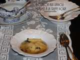 Bouillon aux ravioli parfumés à la truffe noire