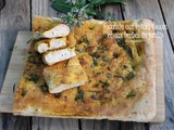 Focaccia aux épices douces et aux herbes du jardin