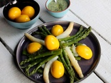 Salade d'asperges vinaigrette aux herbes et oeufs marinés au curcuma