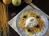 Spaghetti au citron et à l'ail frit et burrata