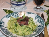 Tagliatelles au pesto d'ail des ours, poêlée de foies de volaille aux champignons