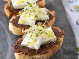 Petites tartines de chèvre frais à la pâte d'olive et aux graines germées