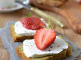 Tartines de chèvre frais & fraises sur pain au pesto de fanes {sans gluten}