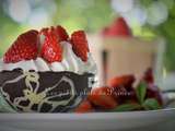 Coque en chocolat, fraises et chantilly