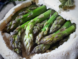 Fagot d'asperges vertes, cuisson en croûte de sel parfumée à la mélisse