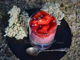 Mousse aux fraises aux fleurs de sureau du jardin