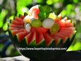 Salade de fruits jolie, jolie en coque de pastèque